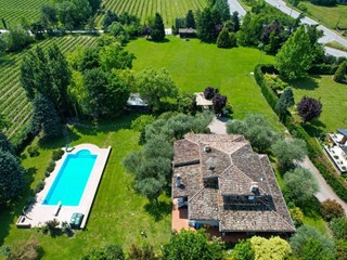 Casa Indipendente in Vendita a Sirmione, 1'180'000€, 400 m², arredato, con Box