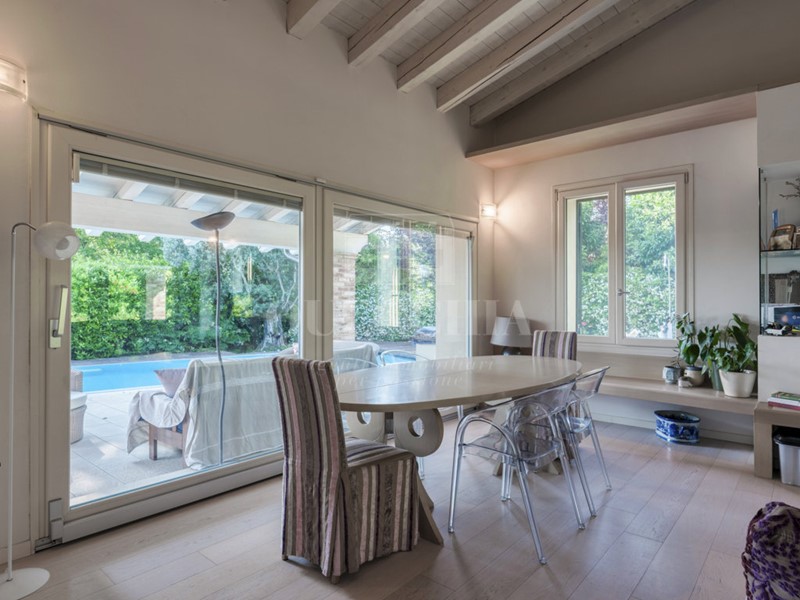 Casa Indipendente in Vendita a Lonato del Garda, 970'000€, 320 m², arredato, con Box