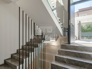 Trilocale in Vendita a Desenzano del Garda, 650'000€, 153 m², con Box