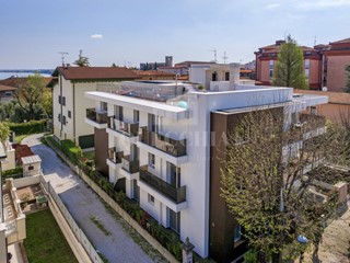 Trilocale in Vendita a Desenzano del Garda, 650'000&euro;, 150 m², con Box