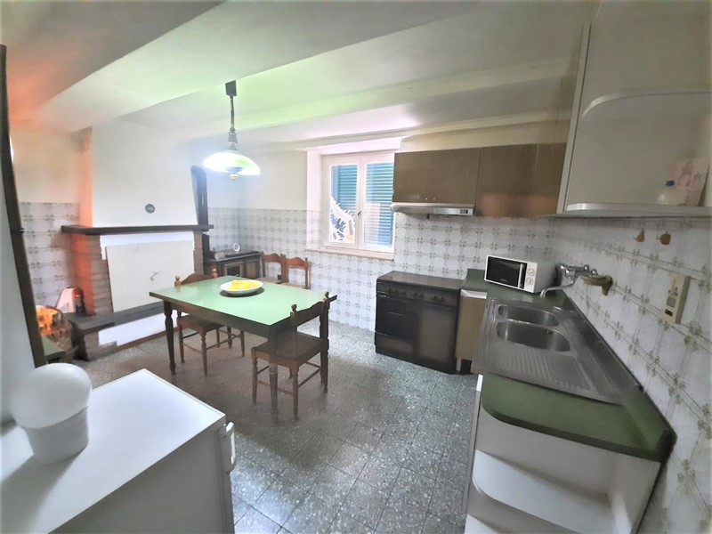 Casa Indipendente in Vendita a Capannori, zona Petrognano, 60'000€, 140 m²