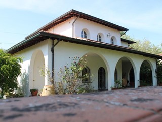 Villa in Vendita a Bientina, zona Santa Colomba, 480'000€, 350 m², con Box