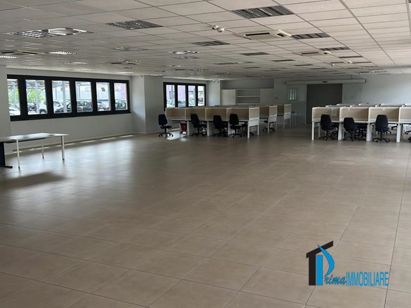 Ufficio in Vendita a Terni, 590'000€, 435 m²