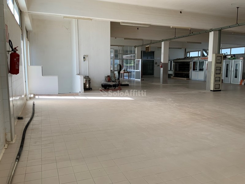 Laboratorio in Affitto a Macerata, 1'500€, 645 m²