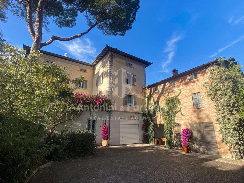Casa Indipendente in Vendita a Marsciano, 790'000€, 720 m², con Box