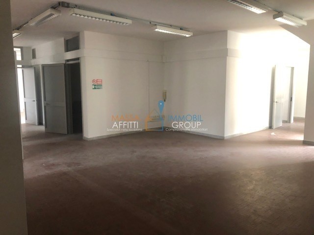 Ufficio in Affitto a Massa, 2'800€, 500 m²