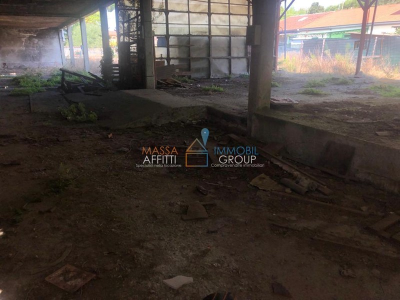Capannone in Vendita a Carrara, 300'000€, 400 m²
