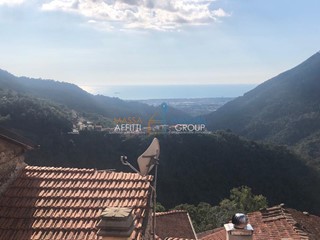 Casa Semi Indipendente in Vendita a Massa, zona Antona, 45'000€, 75 m²