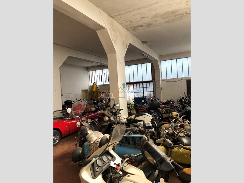 Capannone in Vendita a Massa, 300'000€, 400 m²