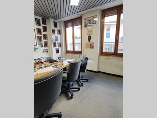 Ufficio in Affitto a Massa, 1'200€, 95 m²