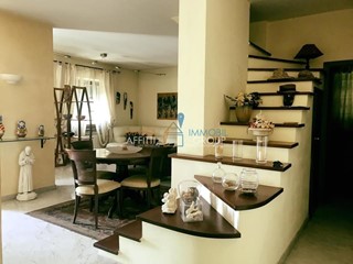 Casa Indipendente in Vendita a Carrara, 550'000€, 310 m²