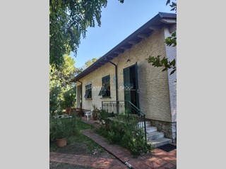 Casa Indipendente in Vendita a Massa, zona Marina Di Massa, 550'000€, 150 m², arredato