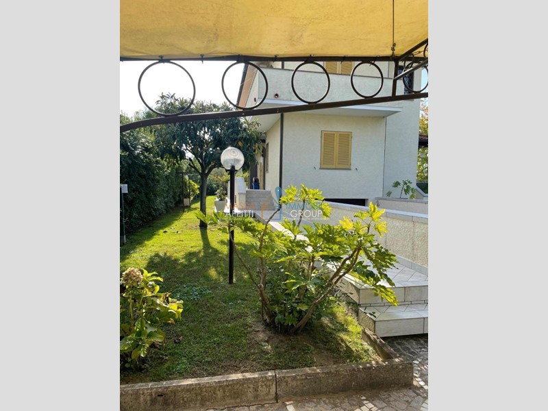 Casa Indipendente in Vendita a Forte dei Marmi, 200 m², con Box