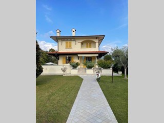 Casa Indipendente in Vendita a Forte dei Marmi, 200 m², con Box