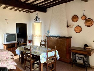 Casa Semi Indipendente in Vendita a Pietrasanta, zona Capezzano Monte, 155'000€, 105 m²