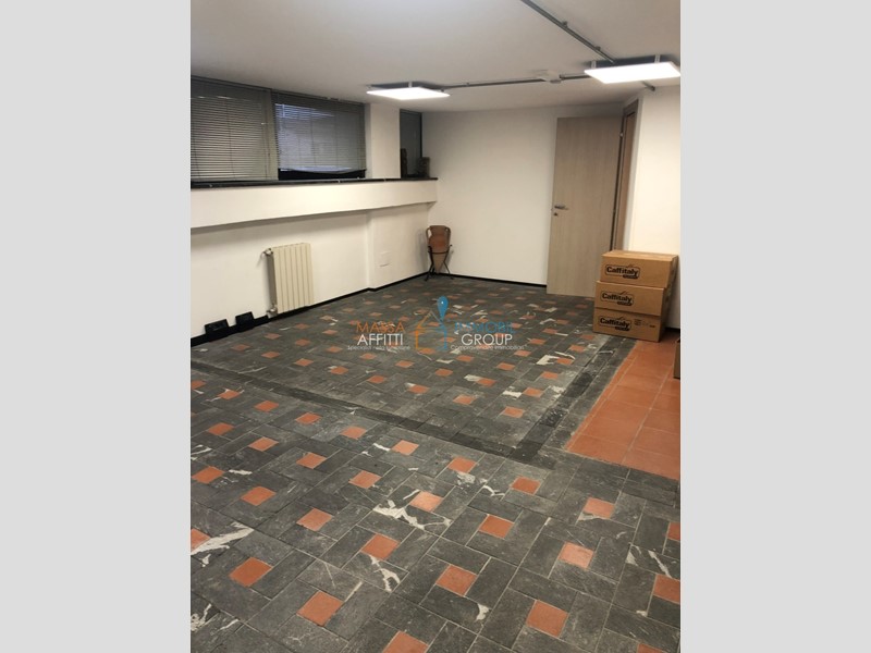 Immobile commerciale in Vendita a Carrara, zona Marina Di Carrara, 120'000€, 130 m²