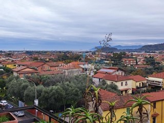 Quadrilocale in Vendita a Massa, 380'000€, 130 m², con Box