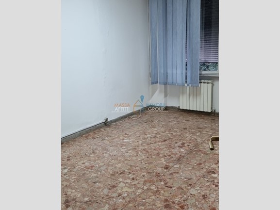 Ufficio in Affitto a Massa, 750€, 128 m²