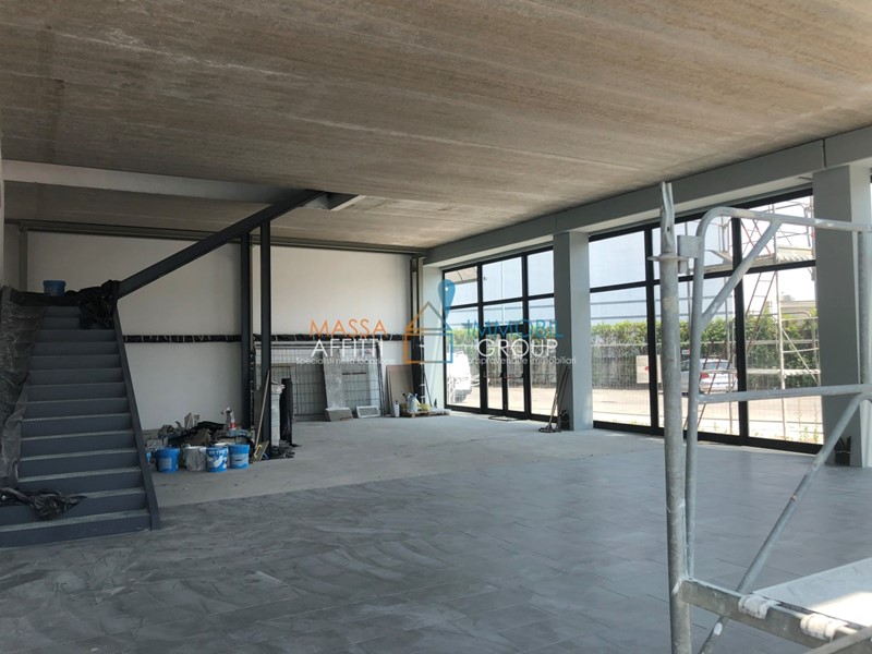 Ufficio in Affitto a Carrara, 1'600€, 470 m²