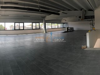 Ufficio in Affitto a Carrara, 1'600€, 470 m²