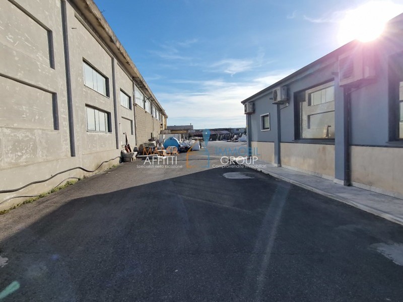 Capannone in Vendita a Carrara, zona Avenza, 750'000€, 550 m²