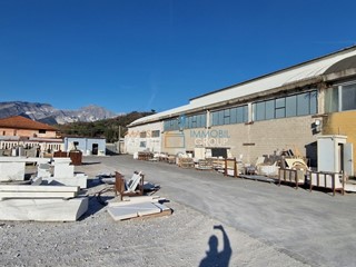 Capannone in Vendita a Carrara, zona Avenza, 750'000€, 550 m²