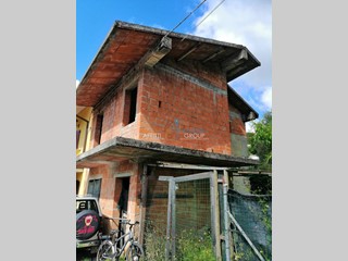 Casa Semi Indipendente in Vendita a Massa, zona Mirteto, 89'000€, 60 m²