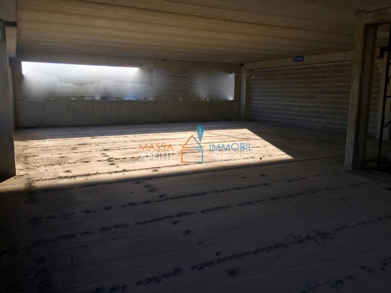 Immobile commerciale in Affitto a Massa, 5'500€, 912 m²