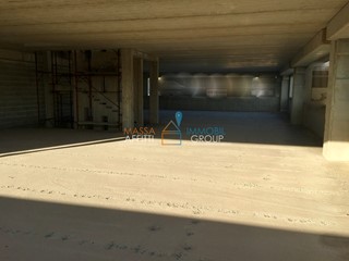 Immobile commerciale in Affitto a Massa, 5'500€, 912 m²