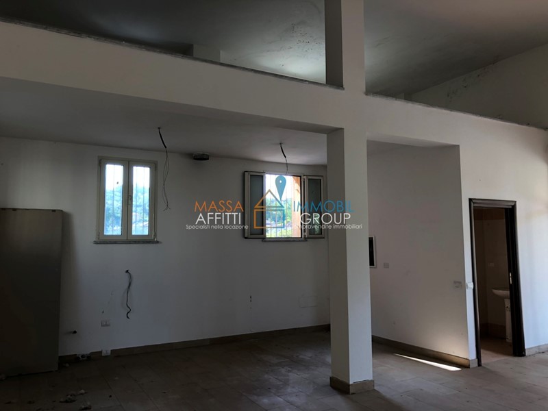 Immobile commerciale in Vendita a Aulla, zona Albiano Magra, 280'000€, 380 m²