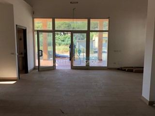 Immobile commerciale in Vendita a Aulla, zona Albiano Magra, 280'000€, 380 m²