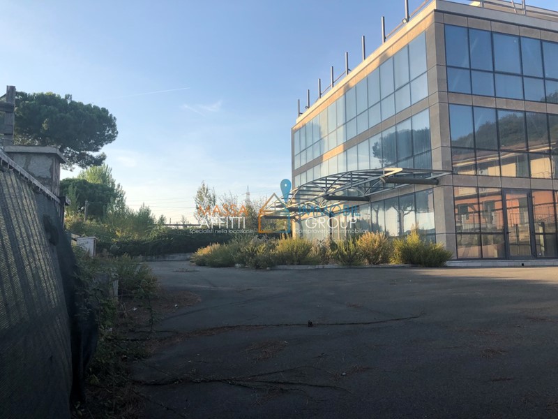 Immobile commerciale in Vendita a Massa, 1150 m²