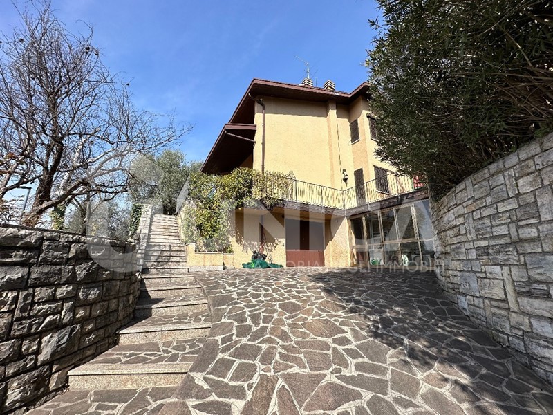 Villa in Vendita a Brescia, 570'000€, 409 m², con Box