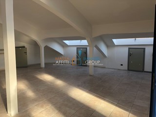 Ufficio in Affitto a Massa, 600€, 80 m²