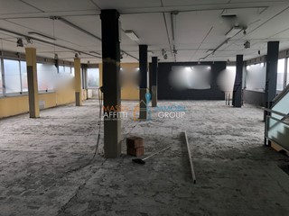 Immobile commerciale in Affitto a Massa, 1500 m²