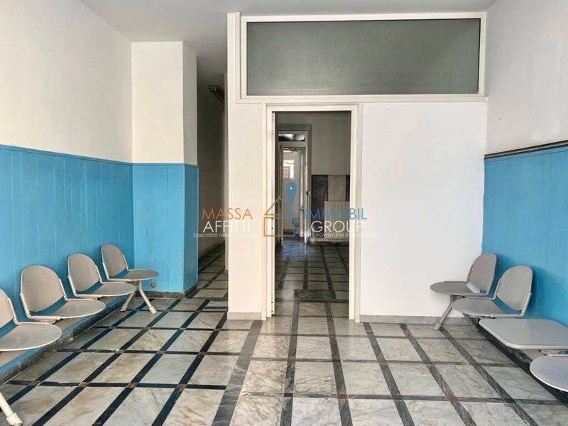 Immobile commerciale in Vendita a Carrara, zona Marina Di Carrara, 70'000€, 36 m²
