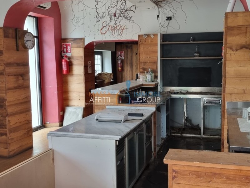 Immobile commerciale in Affitto a Massa, 2'500€, 90 m²