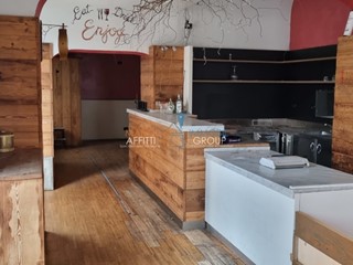 Immobile commerciale in Affitto a Massa, 2'500€, 90 m²