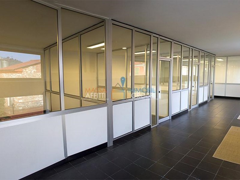 Ufficio in Affitto a Carrara, 3'000€, 300 m²