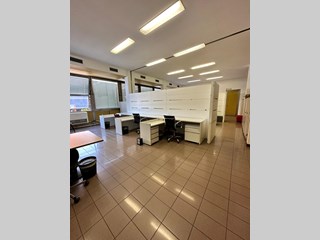 Ufficio in Affitto a Caronno Pertusella, 1'900&euro;, 150 m², arredato
