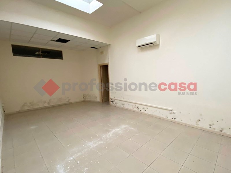 Negozio in Affitto a Livorno, 3'700€, 434 m²