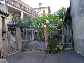 Casa di corte in Vendita a Roè Volciano, zona Lago di Garda , 400'000€, 890 m²