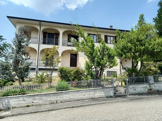 Villa bifamiliare in Vendita a Piozzano, zona centro, 265'000€, 240 m²