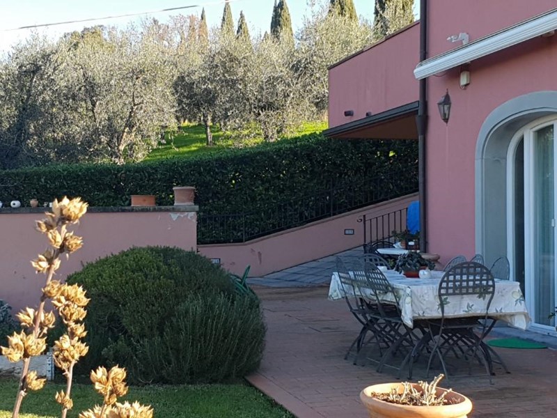 Villa in Vendita a Vinci, 800'000€, 250 m², arredato, con Box