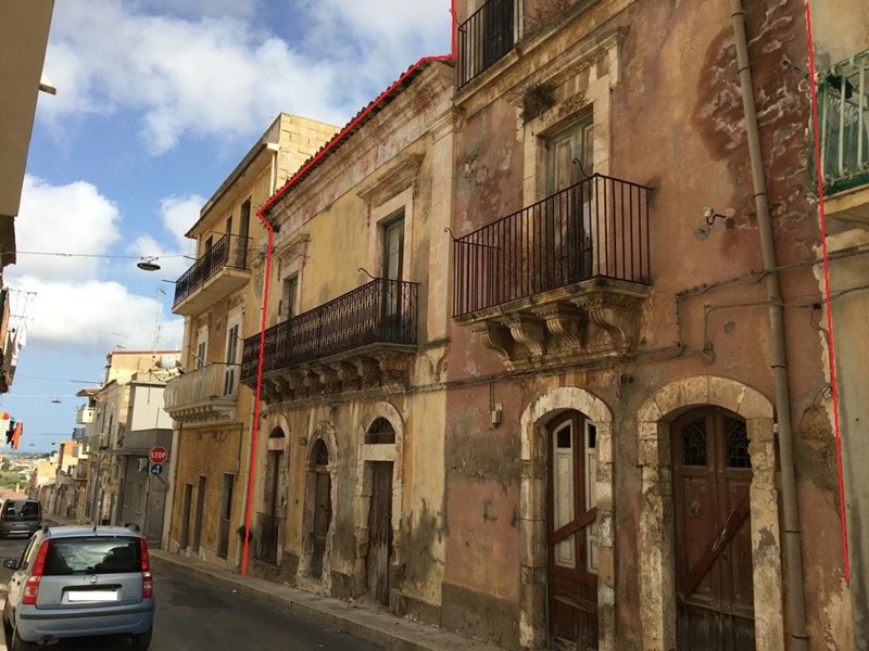 Casa Indipendente in Vendita a Santa Croce Camerina, zona Via Camerina nn. 32/34/36/38, 300 m²