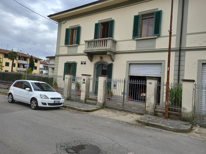 Casa Semi Indipendente in Vendita a San Miniato, zona Ponte a Egola, 320'000€, 260 m², con Box