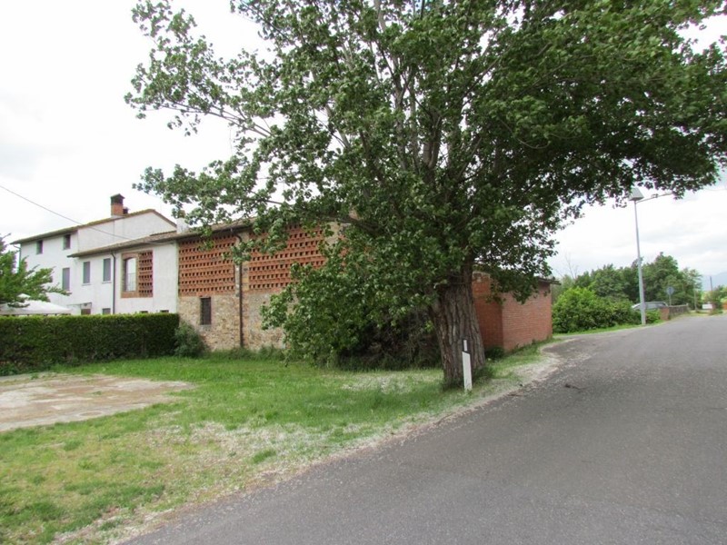 Casa Indipendente in Vendita a Capannori, zona Parezzana, 150'000€, 200 m²