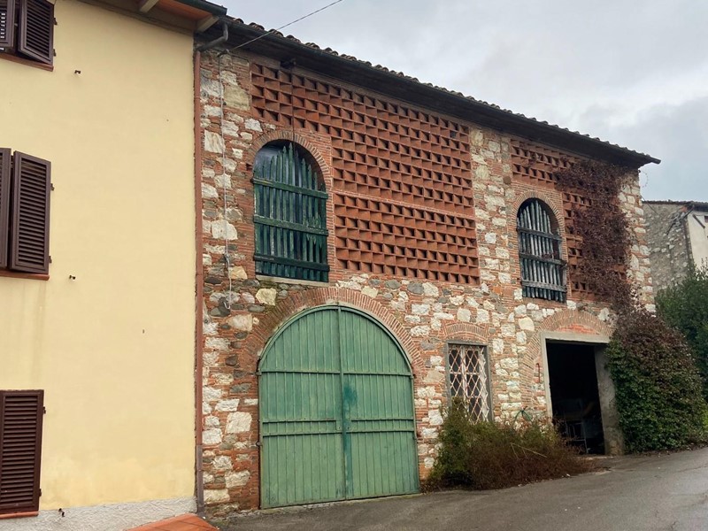 Casa di corte in Vendita a Capannori, zona Camigliano, 130'000€, 270 m², con Box