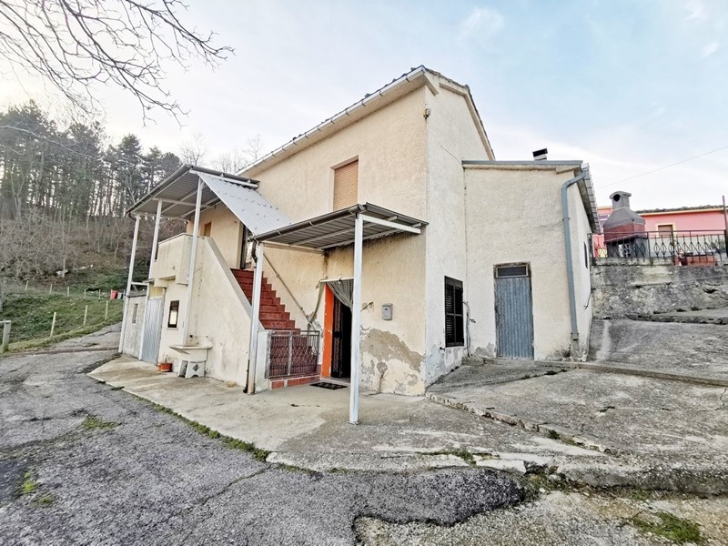 Casa Indipendente in Vendita a Farindola, 50'000€, 120 m², con Box
