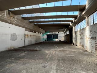Capannone in Vendita a Bari, zona Zona industriale, 385'000€, 800 m²